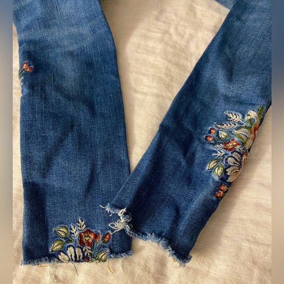 Blank NYC Skinny Classique Jeans. Girl’s Size 10. Embroidered flowers. Flared - Picture 3 of 7